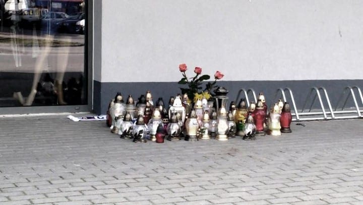 Po tragicznym wypadku pod siedzibą Stali Mielec ludzie zaczęli składać kwiaty i palić znicze